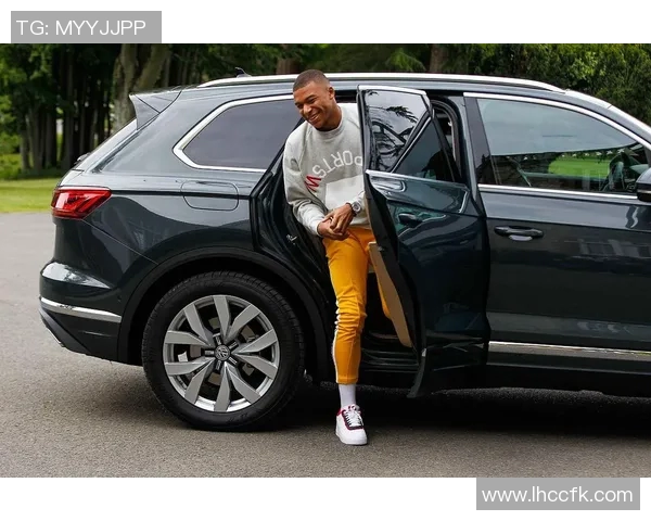 姆巴佩驾乘豪车演绎足球与速度完美融合的精彩瞬间